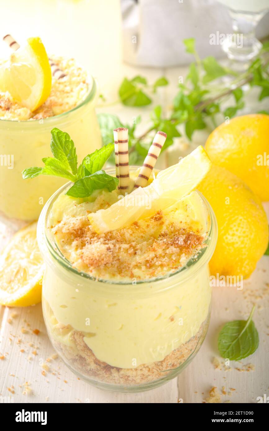 Kein gebackener hausgemachter Zitronenkäsekuchen mit Minze im kleinen Jahrgang Gläser Stockfoto
