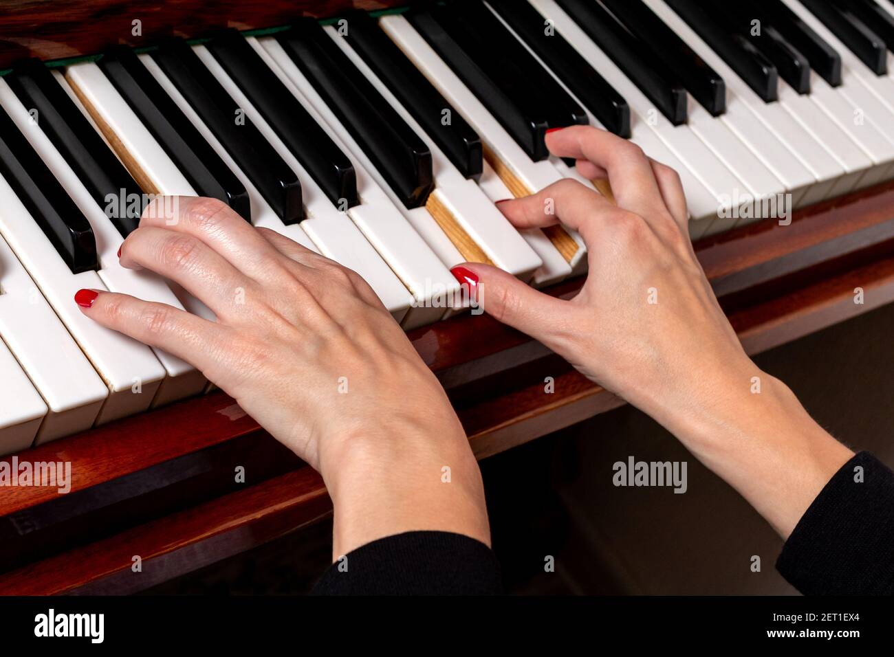 Weibliche Hände eines Klavierspielers. Draufsicht. Stockfoto