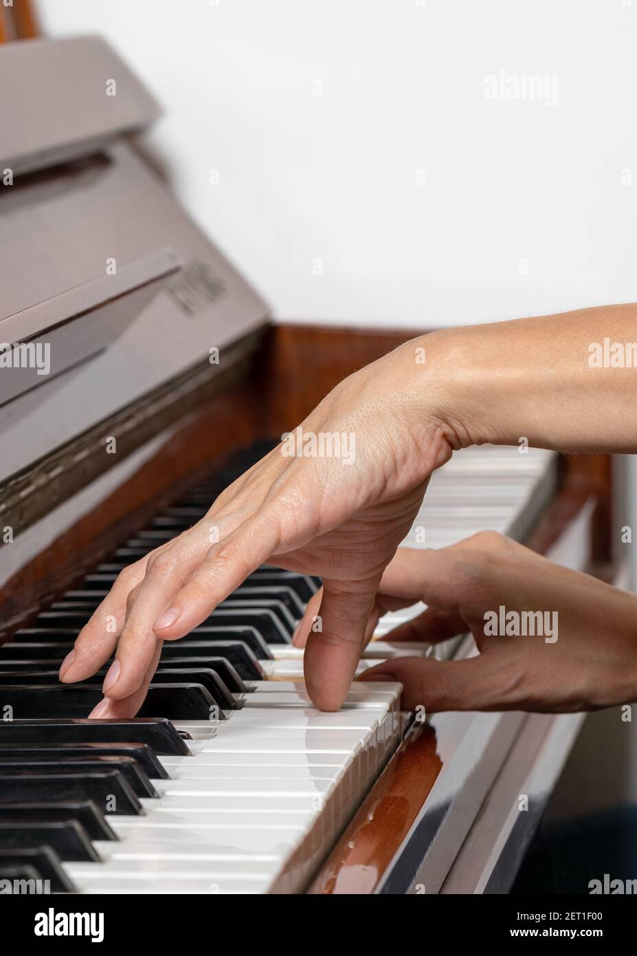 Hände eines Klavierspielers. Seitenansicht. Stockfoto
