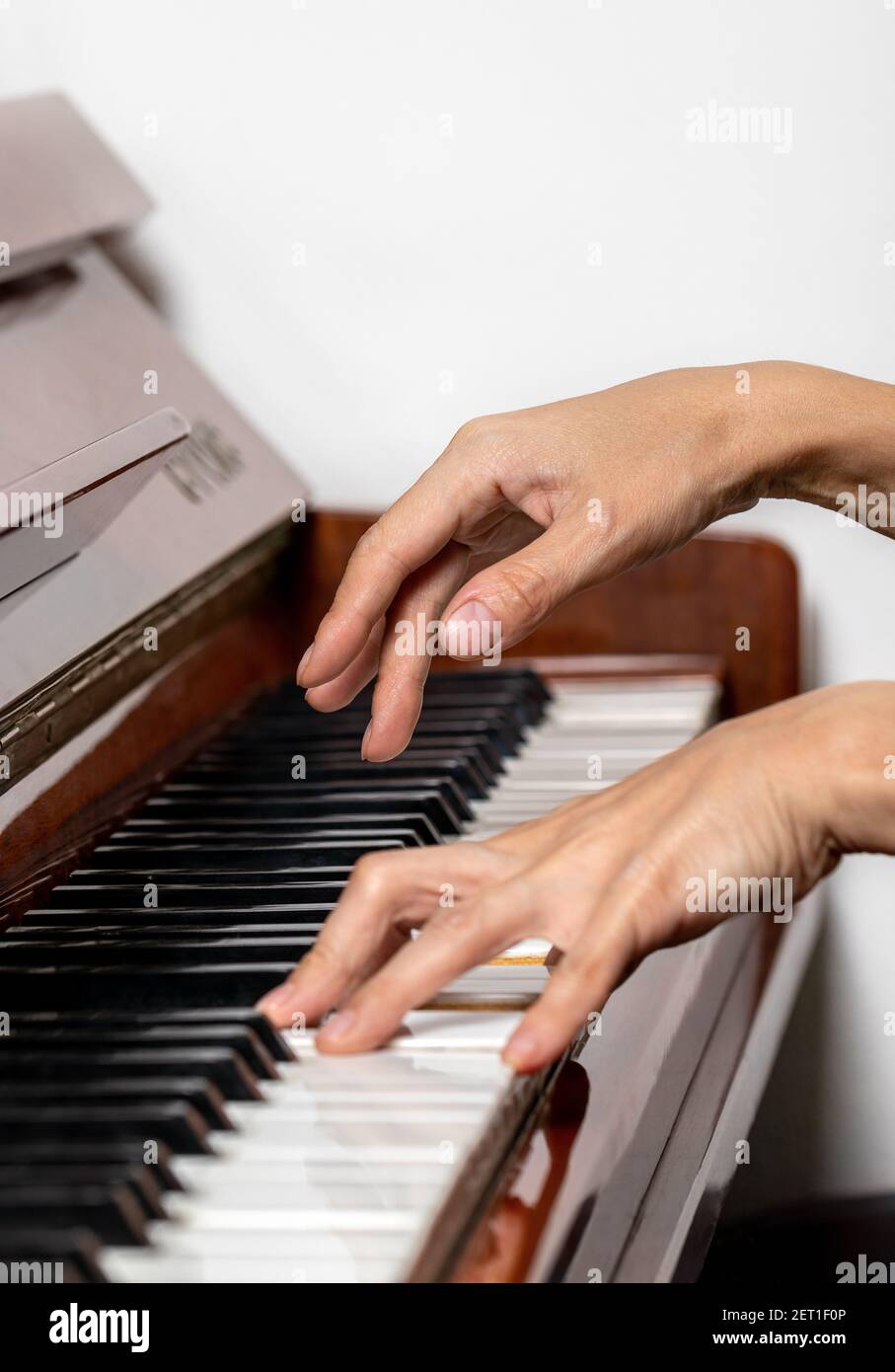 Hände eines Klavierspielers. Seitenansicht. Stockfoto