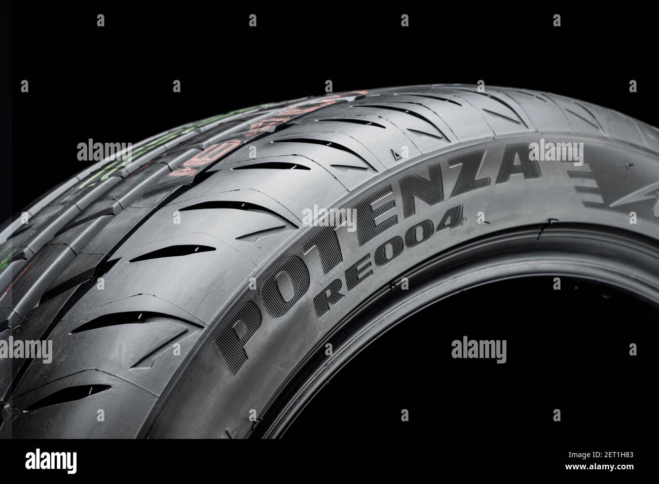 Reifen Bridgestone Potenza Adrenalin RE 004-neue sichere Sportreifen, Logo auf der Seitenwand. Stockfoto