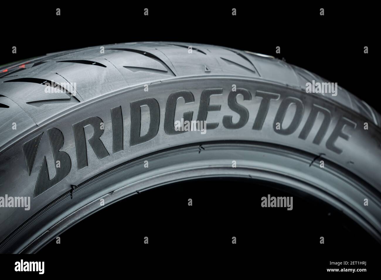 Bridgestone Potenza Adrenalin RE 004-neuer sicherer Sportreifen, Logo auf der Seitenwand. Stockfoto