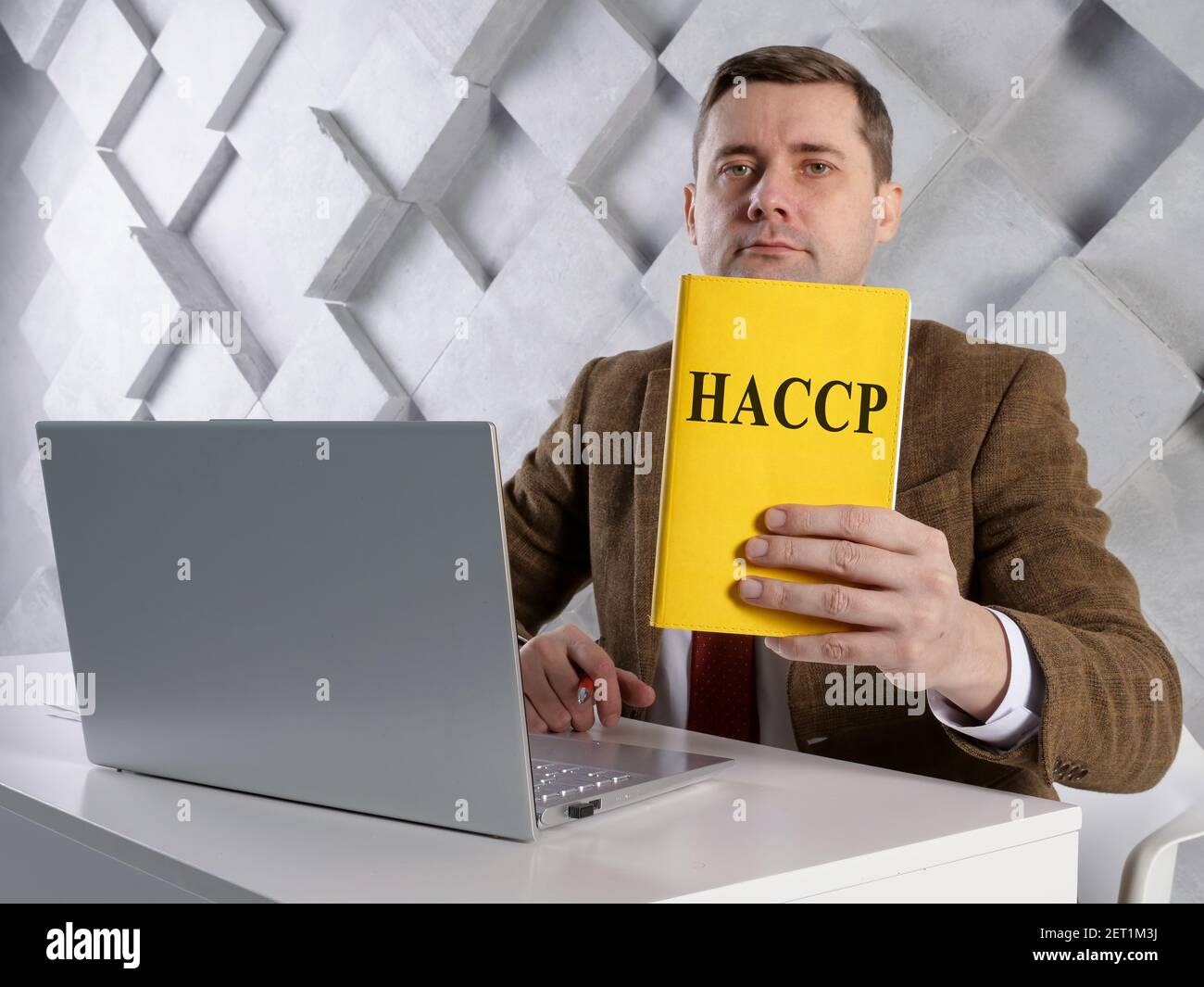 Der Manager zeigt die HACCP-Dokumente zur Gefahrenanalyse und zu kritischen Kontrollpunkten. Stockfoto
