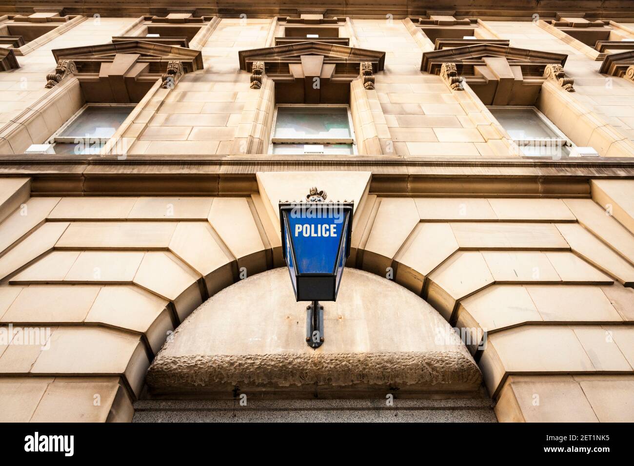 Eine traditionelle alte blaue Polizeilampe über dem Eingang zur stillgebrachten Polizeistation im Lace Market, Nottingham, England, Großbritannien Stockfoto