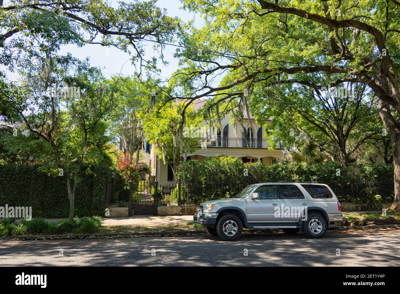 Traditionelles Haus in New Orleans Garden District auf einem schattigen und sonnigen Straße im Frühjahr Stockfoto