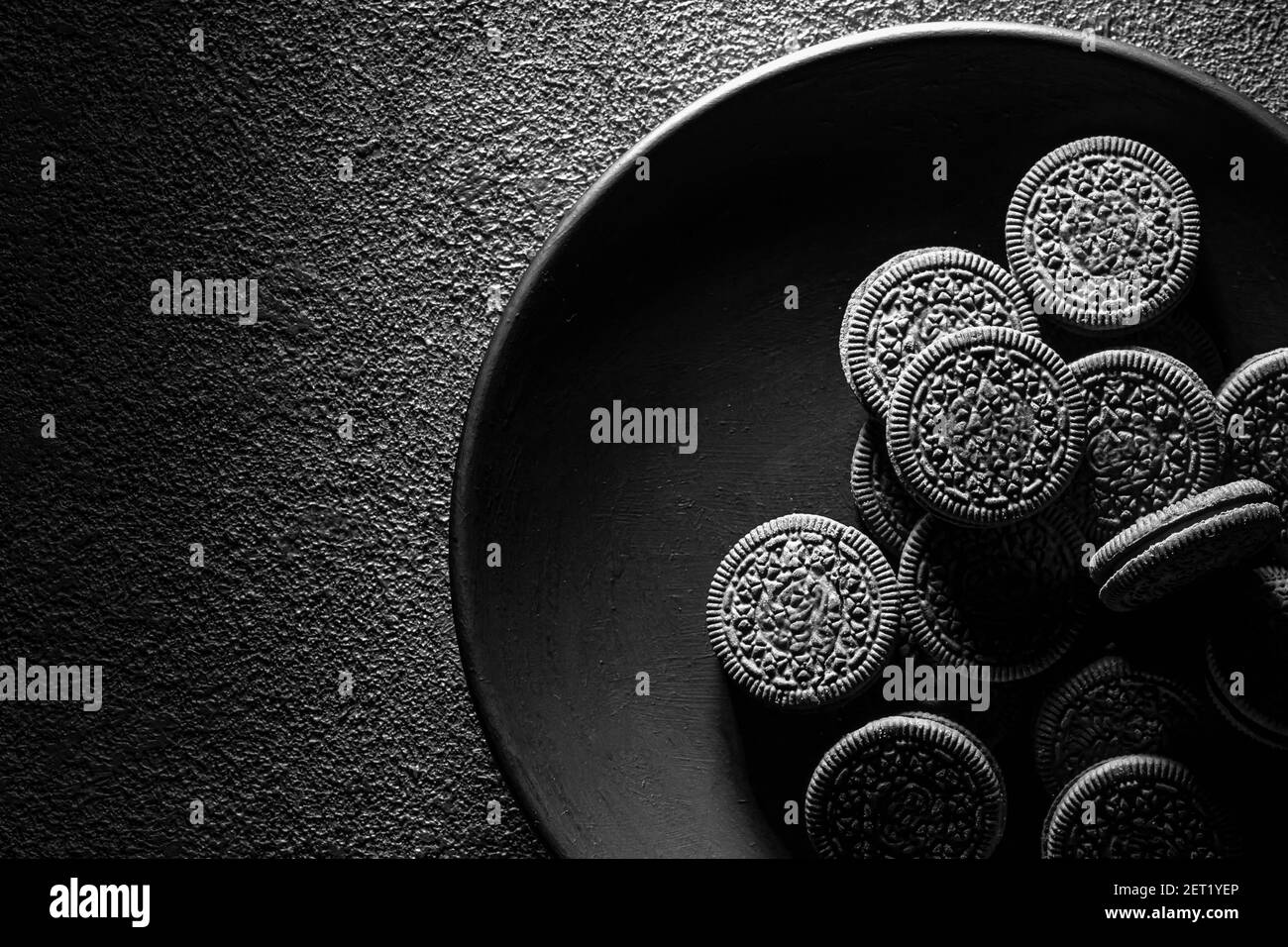 Cookies auf einem schwarzen Teller, Kunst Food Fotografie, kopieren Raum close-up. Stockfoto