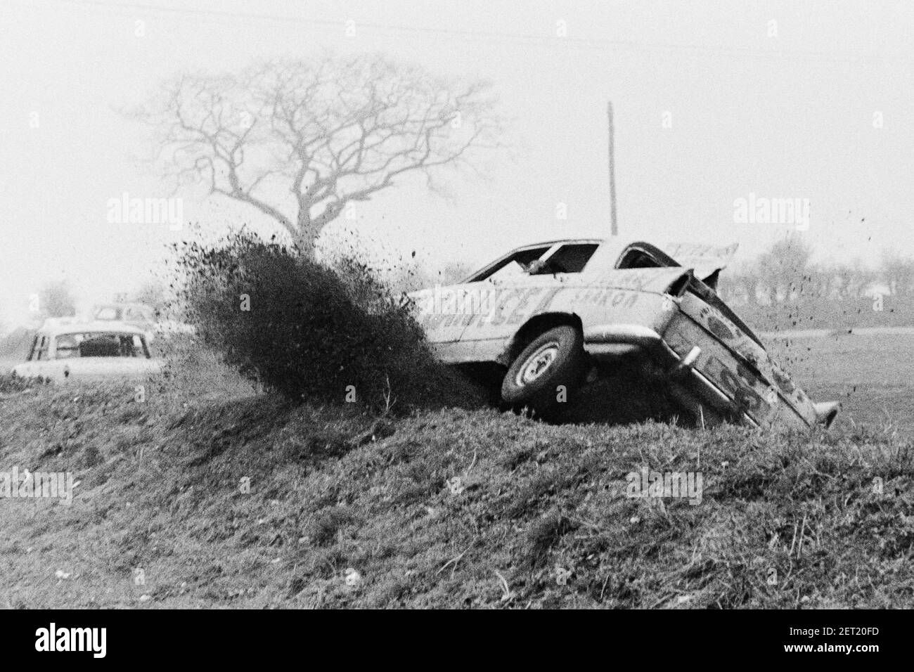 Banger Auto stürzt in Schmutz Böschung auf Swaffham Raceway 70er Jahre Stockfoto