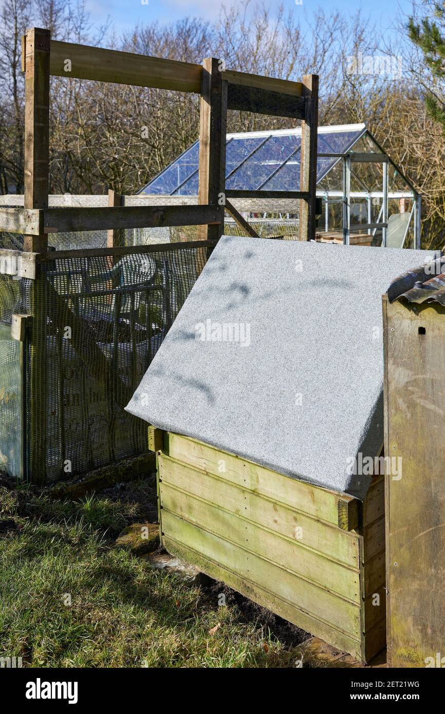 Neu eingebautes Dach Filz zu Hühnerhütte auf dem Moor Kleinbetrieb Stockfoto