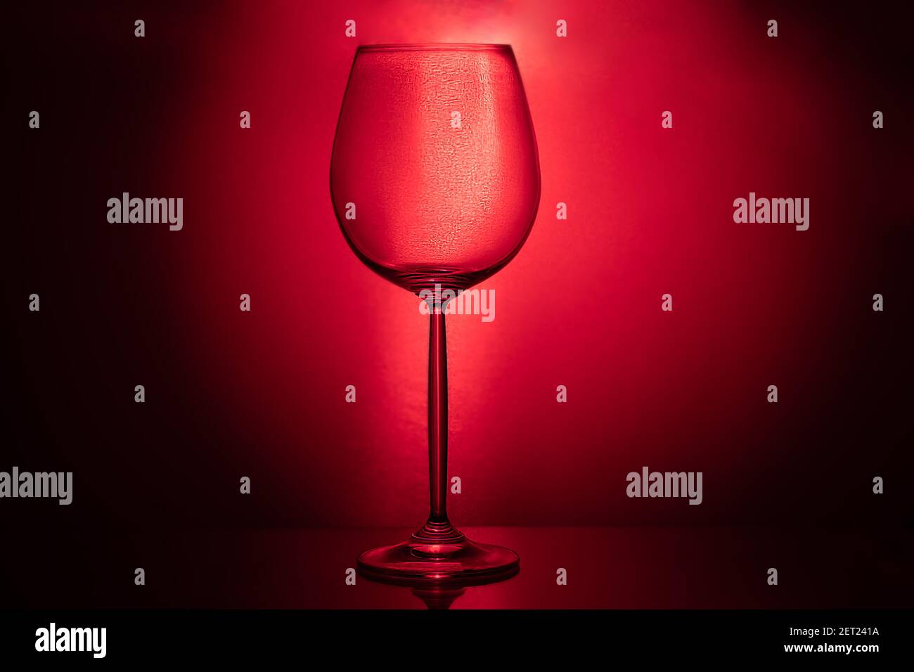 Weingläser mit farbigem Boden auf dunklem Hintergrund. Gerichte für Wein  und andere Getränke. Speicherplatz kopieren Stockfotografie - Alamy