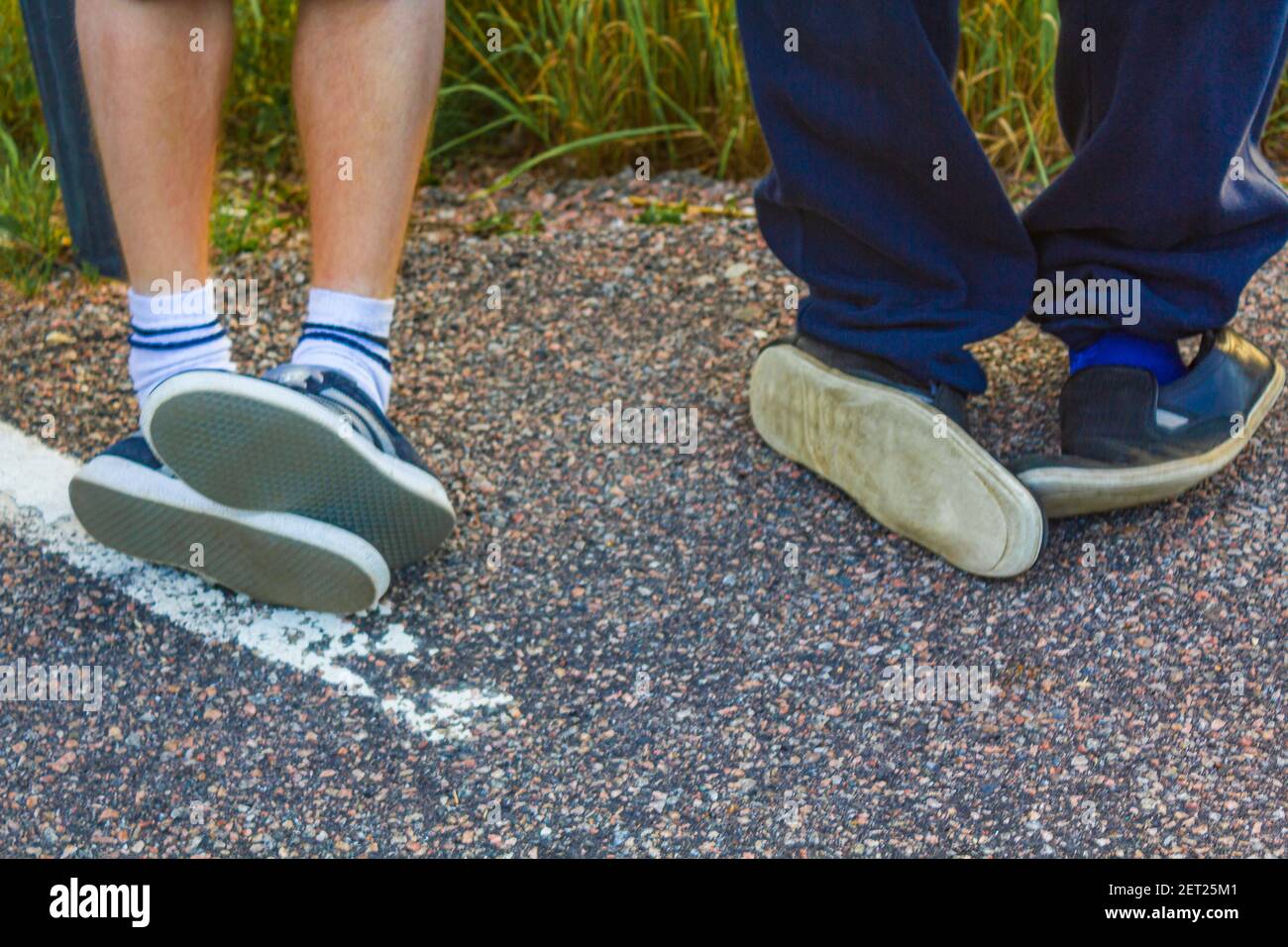 Falsch gekleidete Schuhe verrückte lustige Leute mit verrückten Schuhen  Stockfotografie - Alamy