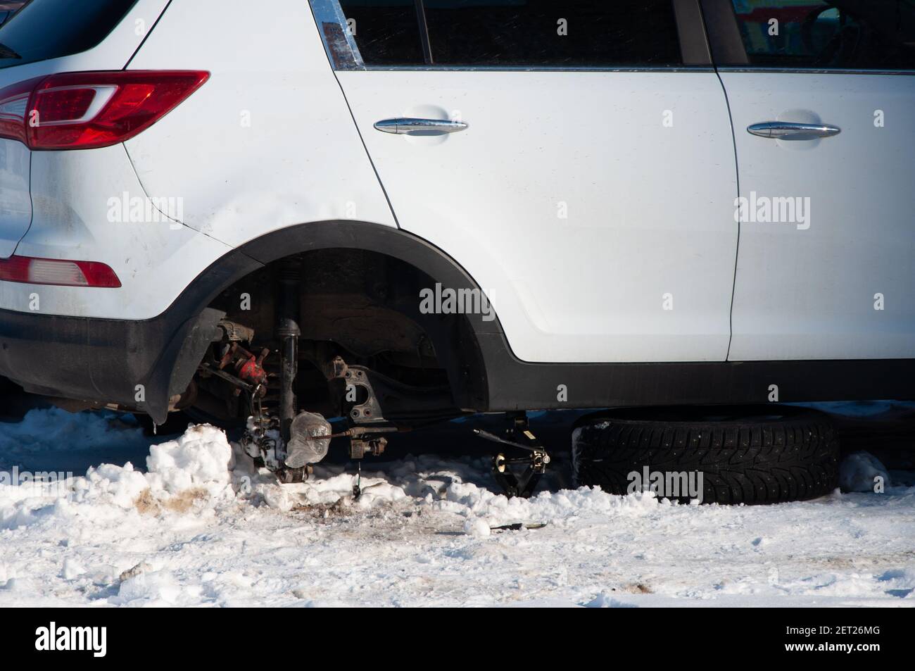 Auto mit gestohlenem Rad im Hof, aufgehockt, Diebstahl von Autorädern Stockfoto