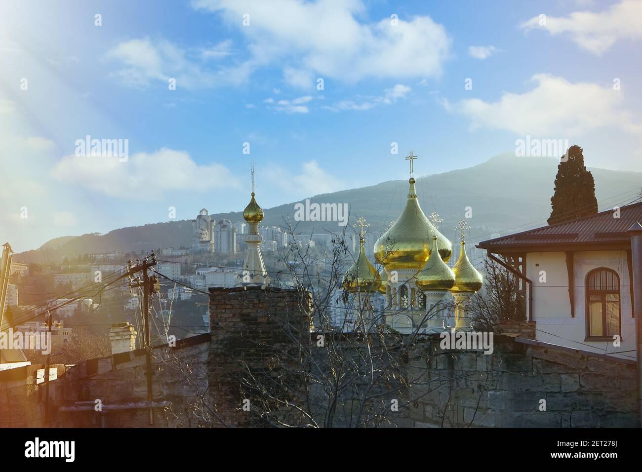 Stadtlandschaft mit Blick auf die Gebäude und Sehenswürdigkeiten von Jalta, Krim Stockfoto