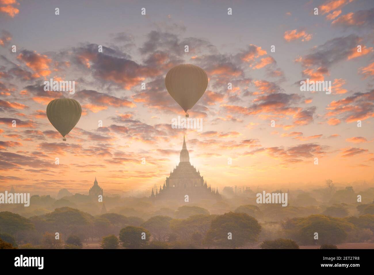 Silhouette von Heißluftballons fliegen über Bagan, Mandalay, Myanmar Stockfoto
