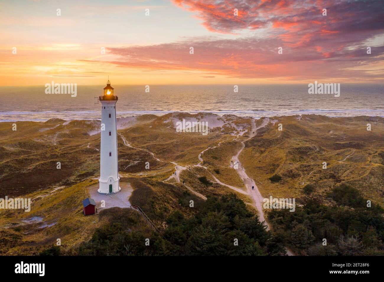 Der 1906 erbaute, 38 Meter hohe Leuchtturm Lyngvig Fyr an der dänischen Nordseeküste ist eine wunderschöne Touristenattraktion im dänischen Sand Stockfoto