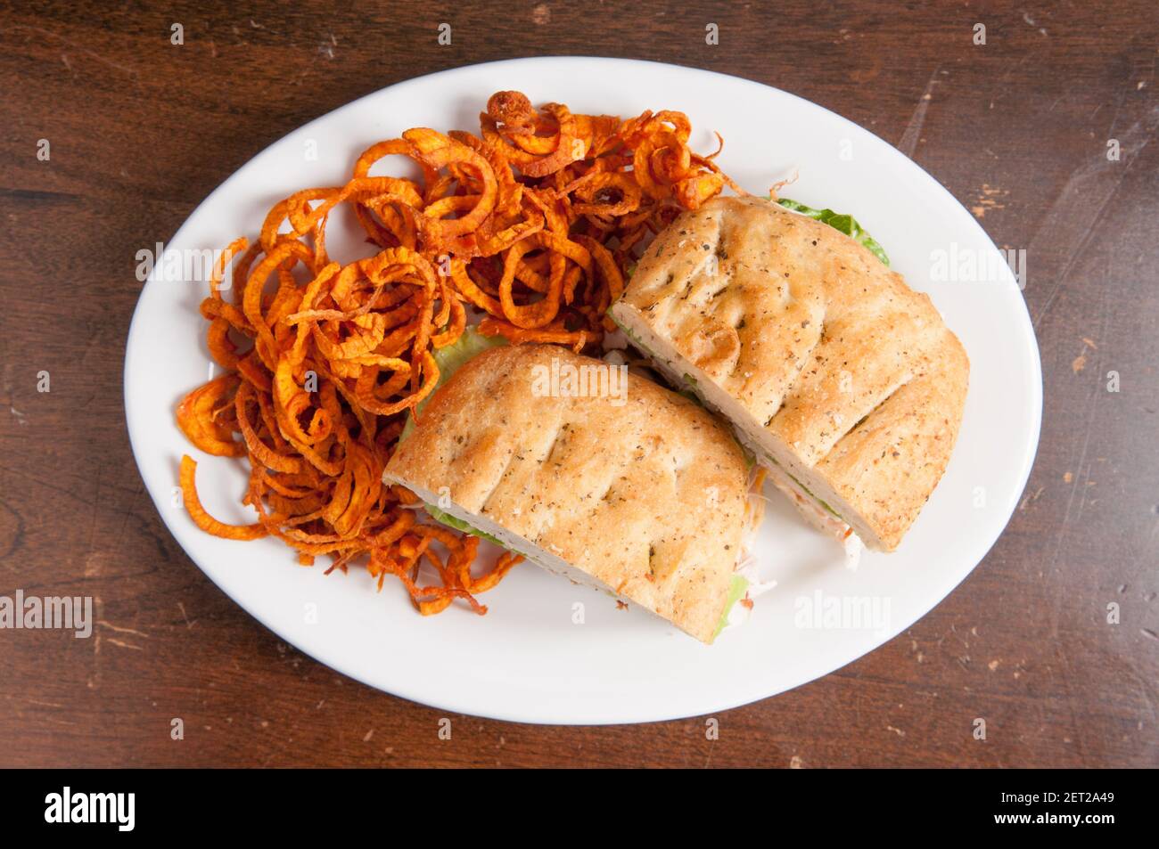 putenfocaccia-Sandwich mit handgemachten frittierten Süßkartoffeln Sprialchips Stockfoto