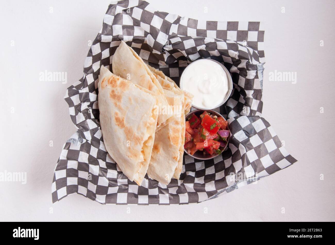 Quesadilla zum Mitnehmen mit Huhn und handgemachter Salsa plus Joghurt Und saure Sahne Stockfoto