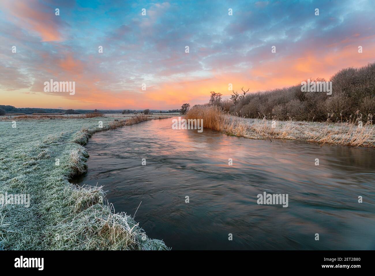 Dramatischer Winteraufgang über dem Fluss Frome bei Holmebridge in der Nähe Wareham in Dorset Stockfoto