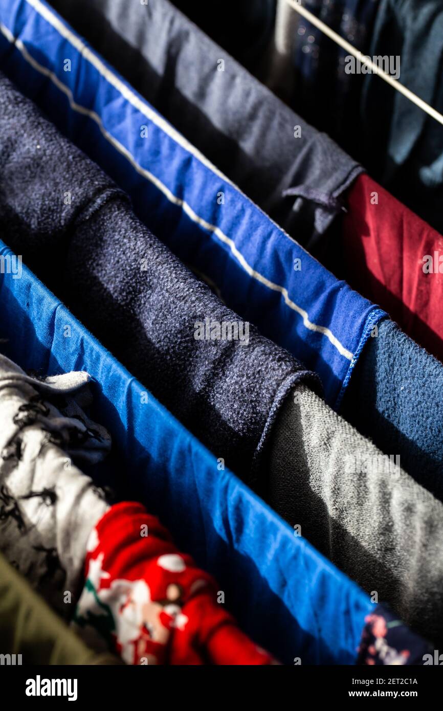 Wäschestaukerei in einem Zimmer Bar Trockner. Natürliches Licht, das durch das Fenster auf ein Objekt scheint Stockfoto