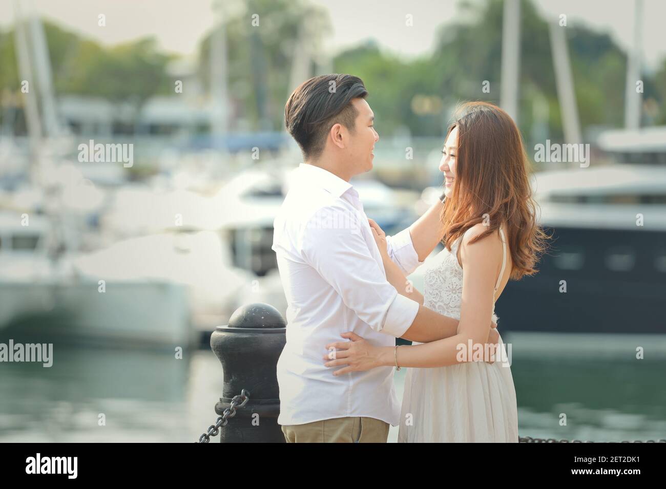 Porträt eines verliebten Paares, das an einer Marina in Singapur steht Stockfoto