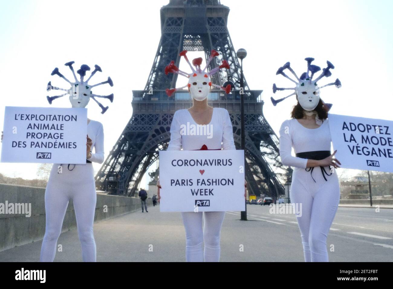 Tierschützer mit COVID-19 Maske nehmen an einem Protest für die PETA France (Menschen für die ethische Behandlung von Tieren) außerhalb der Paris Fashion Week am 1st. März 2021 in Paris, Frankreich, Teil. Die Gruppe forderte das Ende der Tiergrausamkeiten in der Mode und die Schließung der Pelzfarmen, die sie als kritische Infrastruktur inmitten der Coronavirus-Pandemie auswiesen, und die zukünftigen Pandemien zu vermeiden, die eindeutig für die Mutationen der Viren verantwortlich sind. Foto von Jana Call Me J/ABACAPRESS.COM Stockfoto