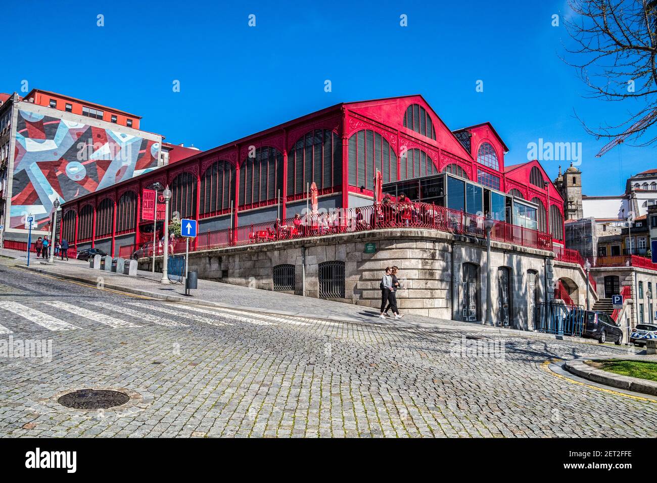 10. März 2020: Porto, Portugal - der Mercado Ferreira Borges, eine Markthalle aus dem Jahr 1880s in Porto, heute Nachtclub und Restaurant. Stockfoto