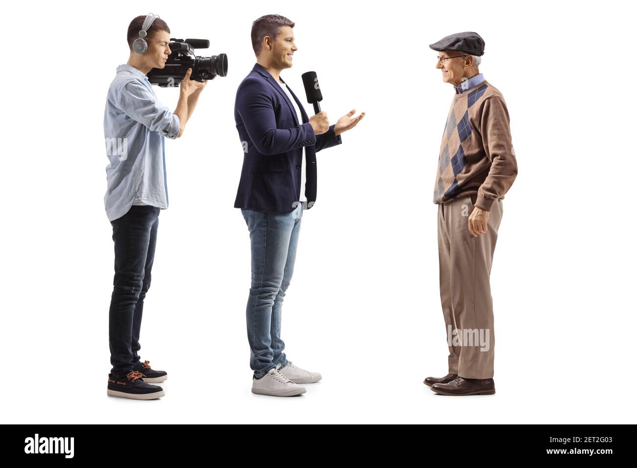 Videofilmer und ein Reporter interviewten einen älteren Mann isoliert Auf weißem Hintergrund Stockfoto