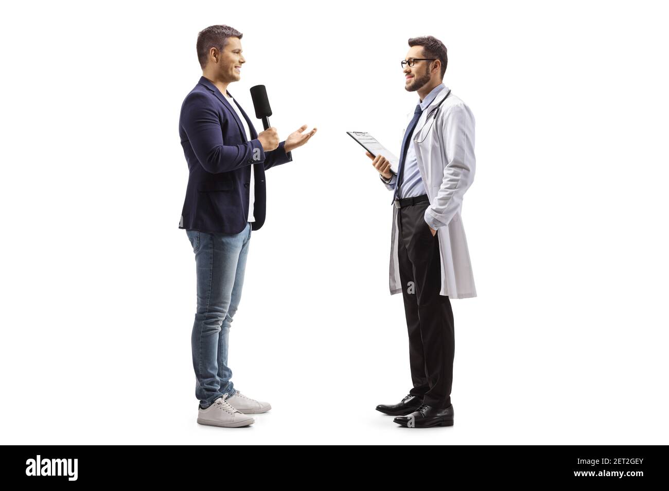 In voller Länge Profilaufnahme eines männlichen Reporters interviewing ein Arzt isoliert auf weißem Hintergrund Stockfoto