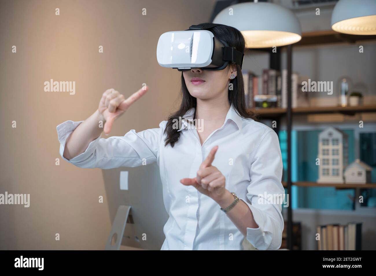 Frau trägt VR-Brille zu Hause. Stockfoto