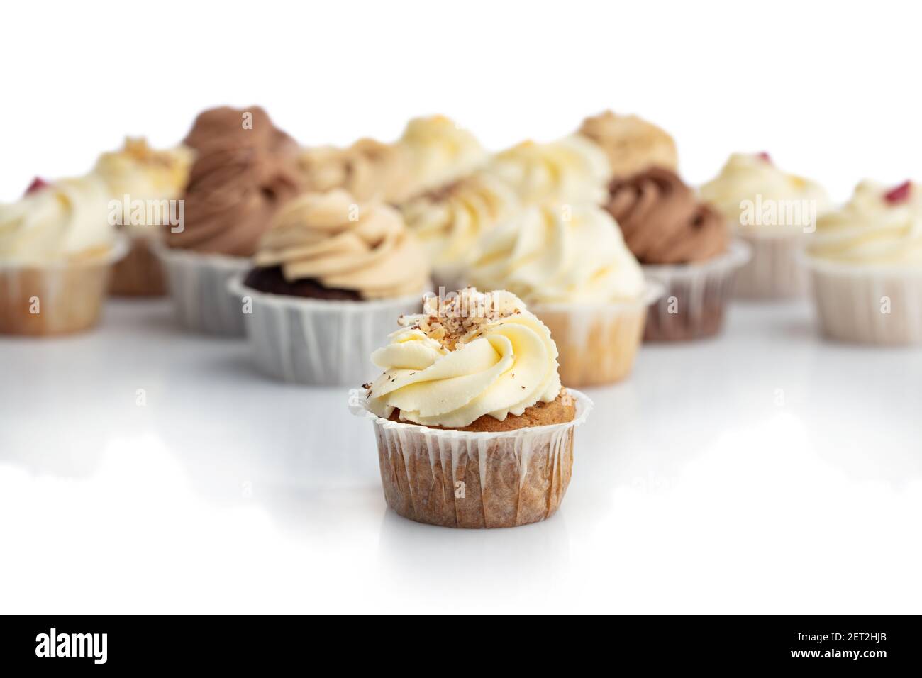 Milchkarotte Cupcake in einer Nahaufnahme. Verschwommene Muffins im Hintergrund. Süßes Vergnügen. Nachtisch. Stockfoto