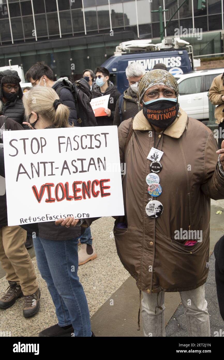 Hunderte versammelten sich in Manhattan, um die mit COVID-19 zusammenhängenden antiasiatischen Hassverbrechen zu verurteilen, die in NYC und im ganzen Land entstanden sind. Viele beschuldigen Präsident Trump, die Flammen des Hasses zu schüren, indem sie Covid-19 als "Kung-Grippe" oder die China-Grippe bezeichnen. Stockfoto