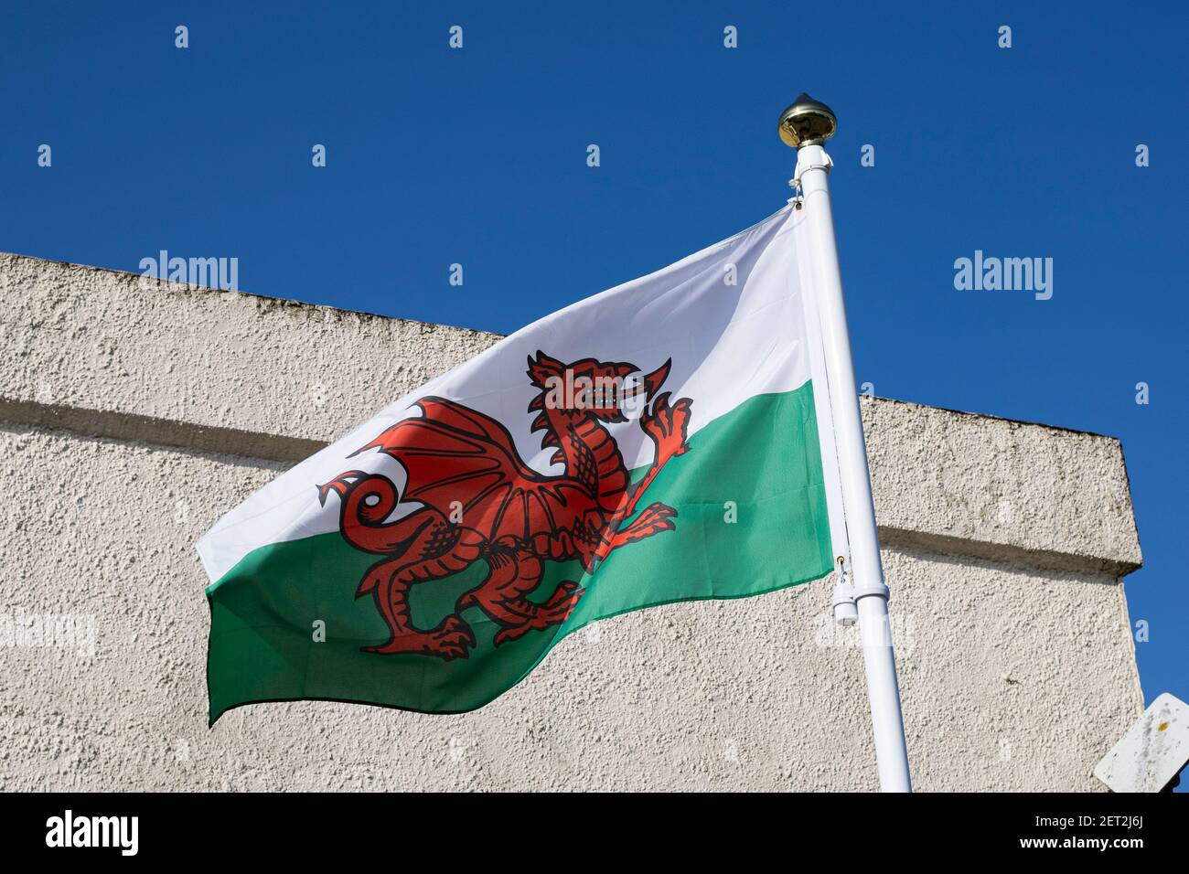 Eine walisische Flagge, die am 1st. März 2021 über dem Aberkenfig Square in Bridgend fliegt. Kredit: Lewis Mitchell Stockfoto