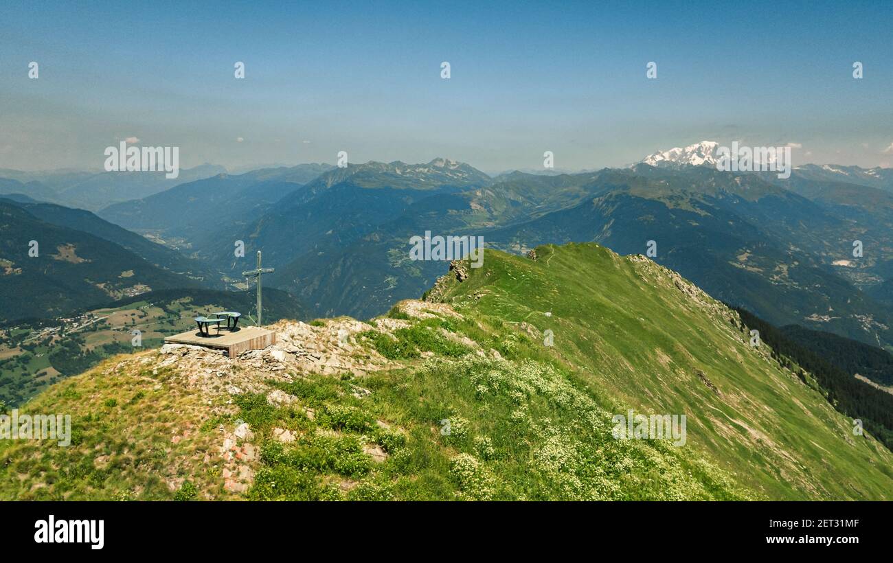 Panorama-Drohne Blick auf den Berggipfel namens Creve-Tete mit Der Mont Blanc im Hintergrund in den französischen Alpen Valmorel Frankreich Stockfoto