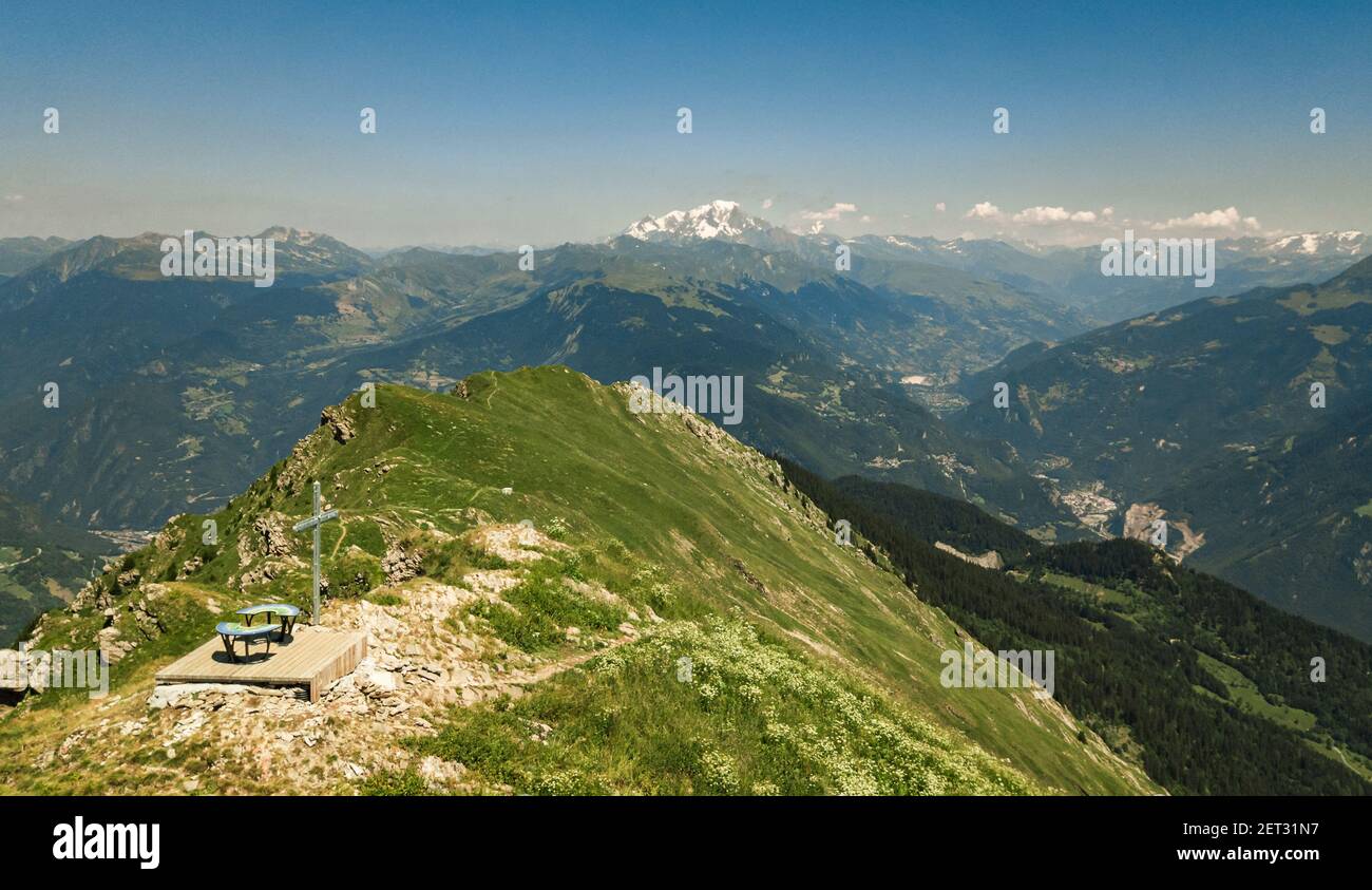 Panorama-Drohne Blick auf den Berggipfel namens Creve-Tete mit Der Mont Blanc im Hintergrund in den französischen Alpen Valmorel Frankreich Stockfoto