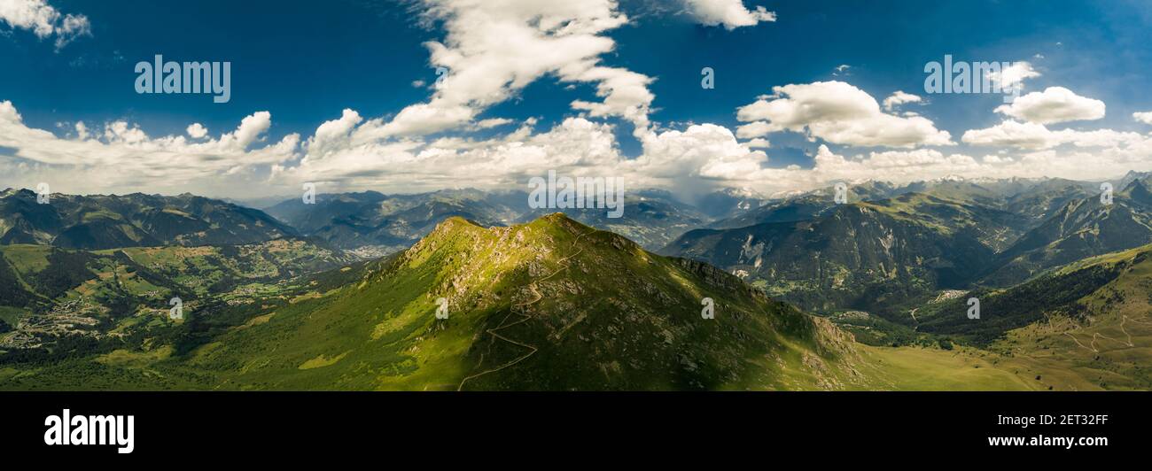 Panorama Drohnenansicht der französischen Alpen im Valmorel Frankreich Stockfoto