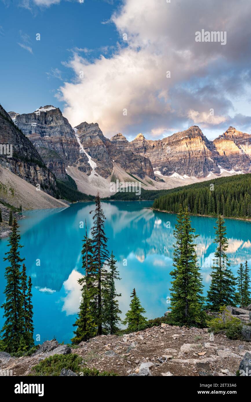 Moränensee bei Sonnenaufgang, Banff. Kanadische Rockies, Alberta, Kanada Stockfoto