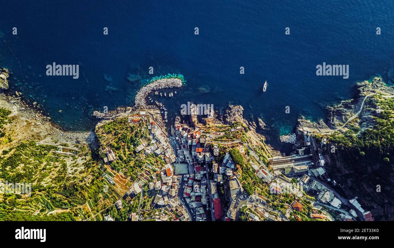 Drohnenansicht des berühmten Dorfes Riomaggiore in Cinque Terre Italien Stockfoto