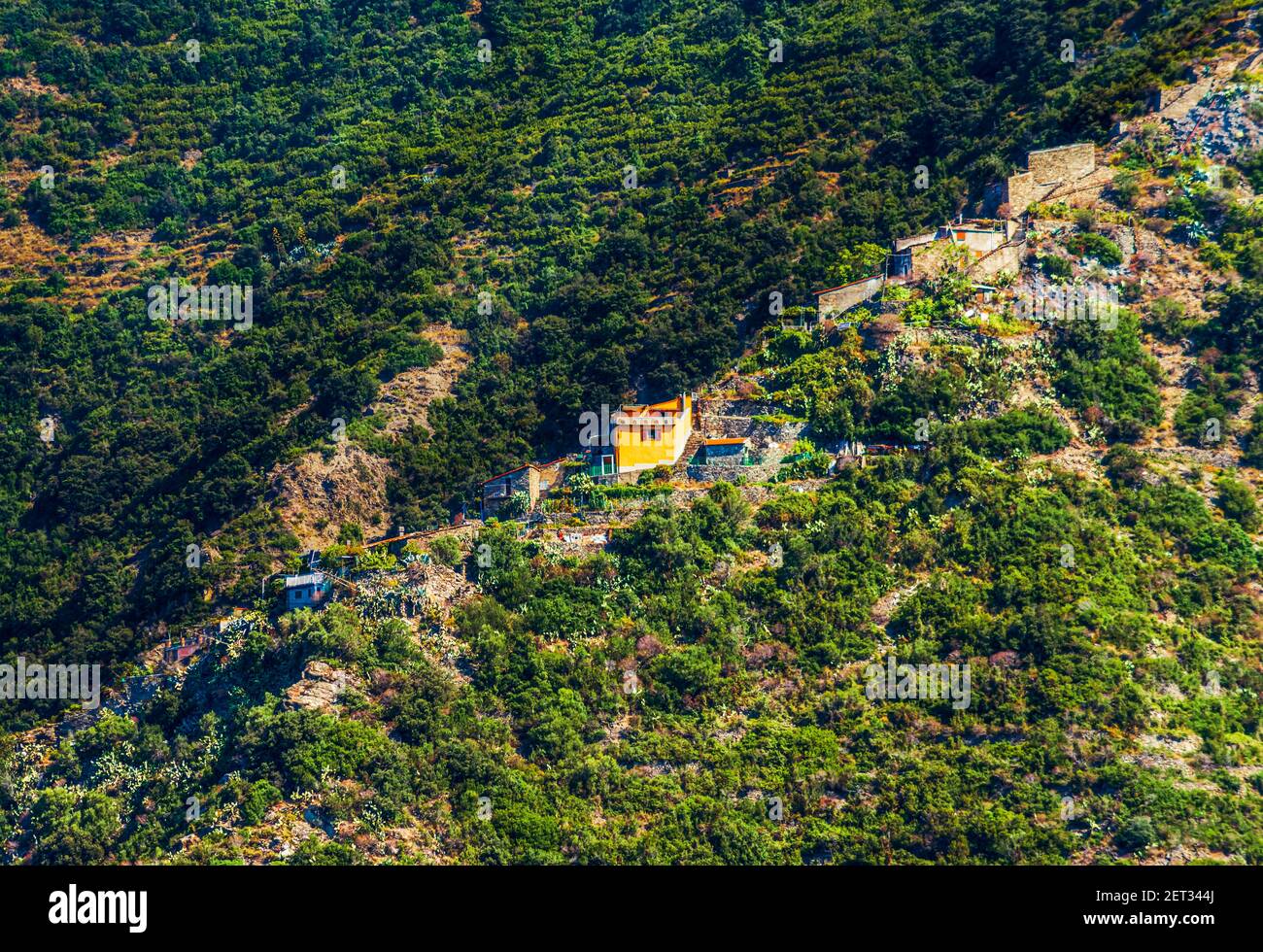 Ein kleines Dorf auf den Hügeln von Cinque Terre Italien Stockfoto
