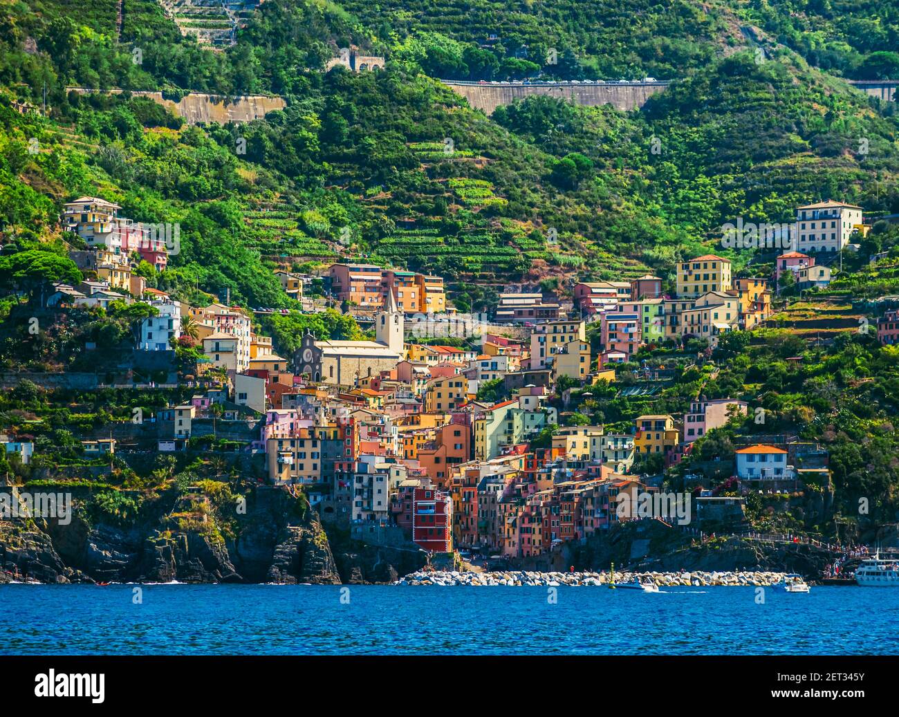 Schöne Aussicht auf das berühmte italienische Dorf Riomaggiore in Cinque Terre Italien Stockfoto