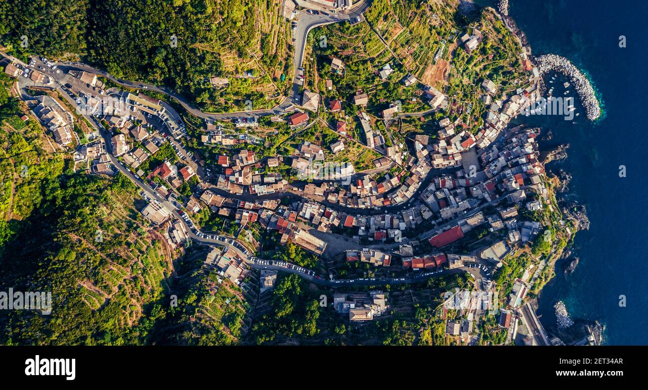 Drohnenansicht des berühmten Dorfes Riomaggiore in Cinque Terre Italien Stockfoto