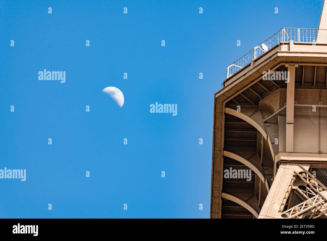Nahaufnahme der Architektur des Eiffelturms mit Halbmond Im Hintergrund Stockfoto
