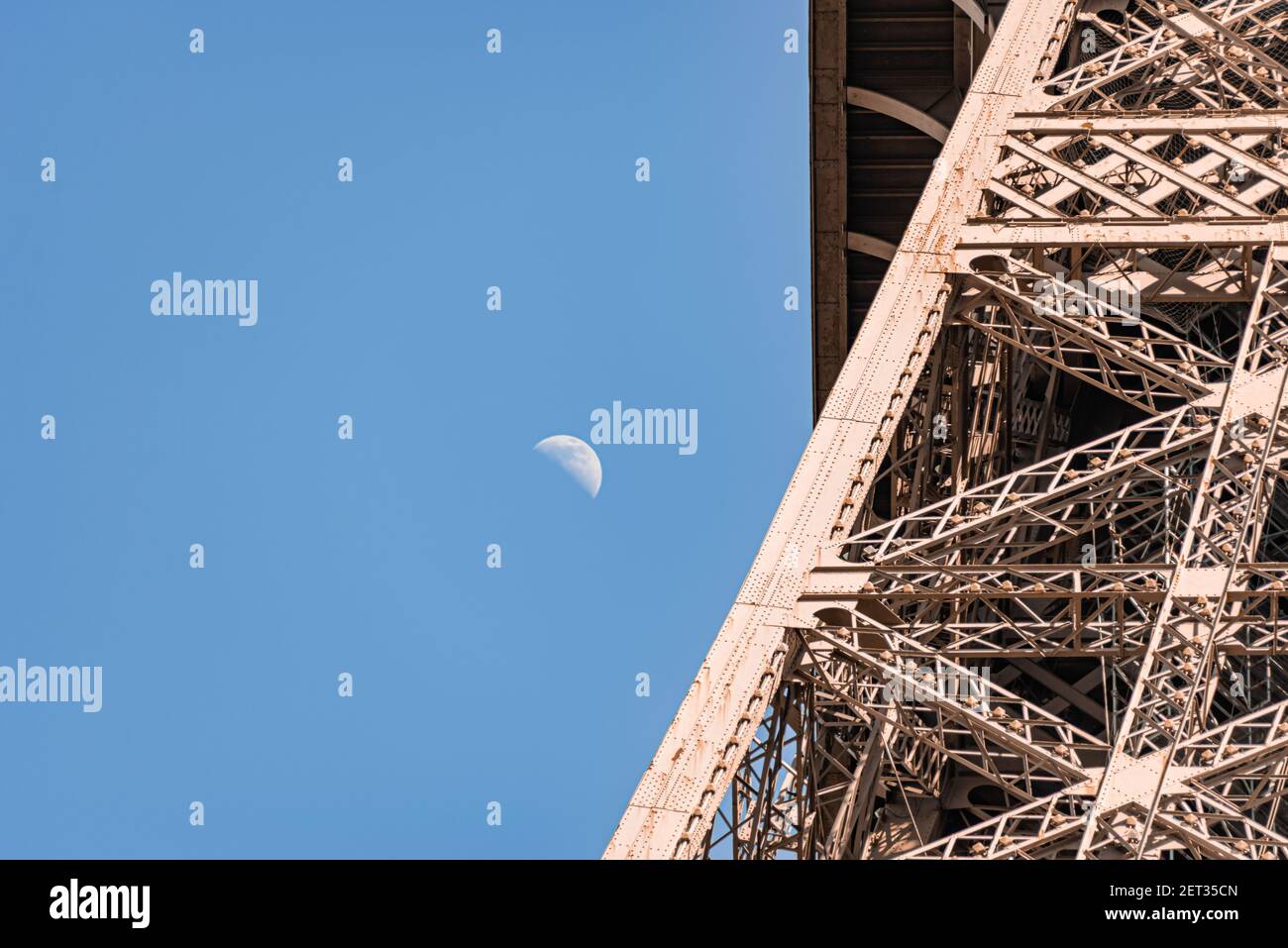 Nahaufnahme der Architektur des Eiffelturms mit Halbmond Im Hintergrund Stockfoto