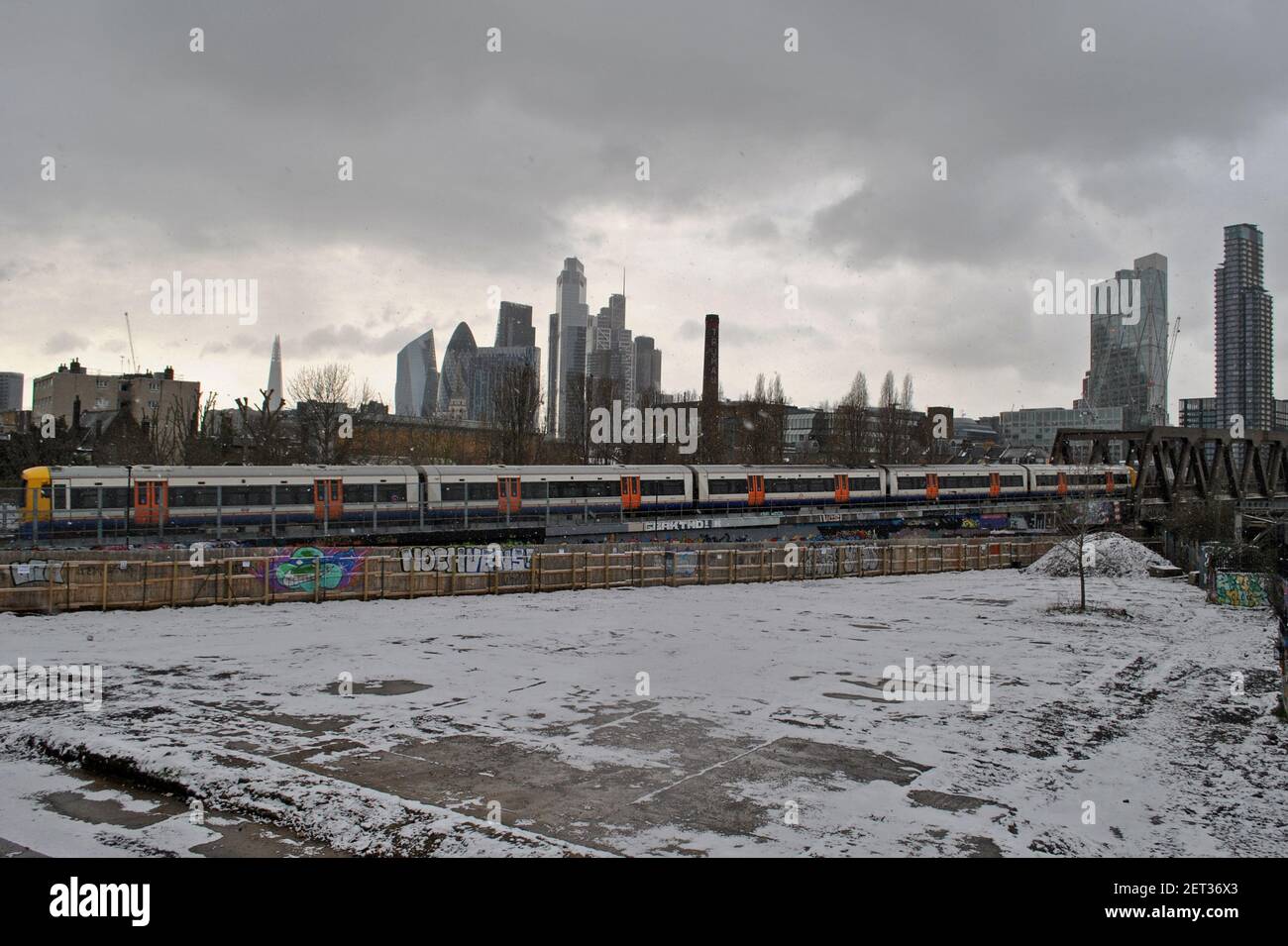 Der Ort, was war der Bishopsgate Warenhof Ost & vor kurzem die Nomadic Community Garden, jetzt geräumt & bereit für die Entwicklung. Stockfoto