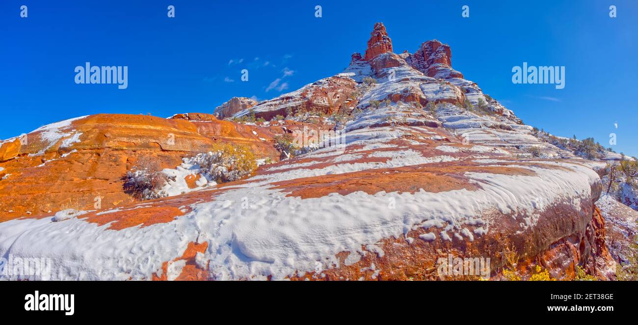 Bell Rock bedeckt mit Schnee, Sedona, Arizona, USA Stockfoto