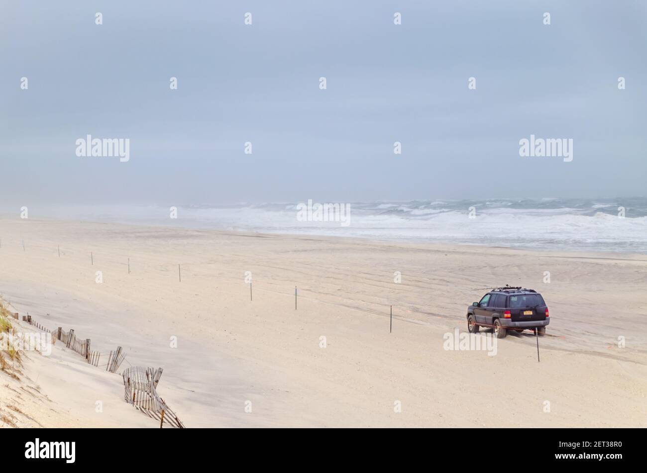 Ein SUV-Auto auf dem Long Beach in Long Insel New York Stockfoto