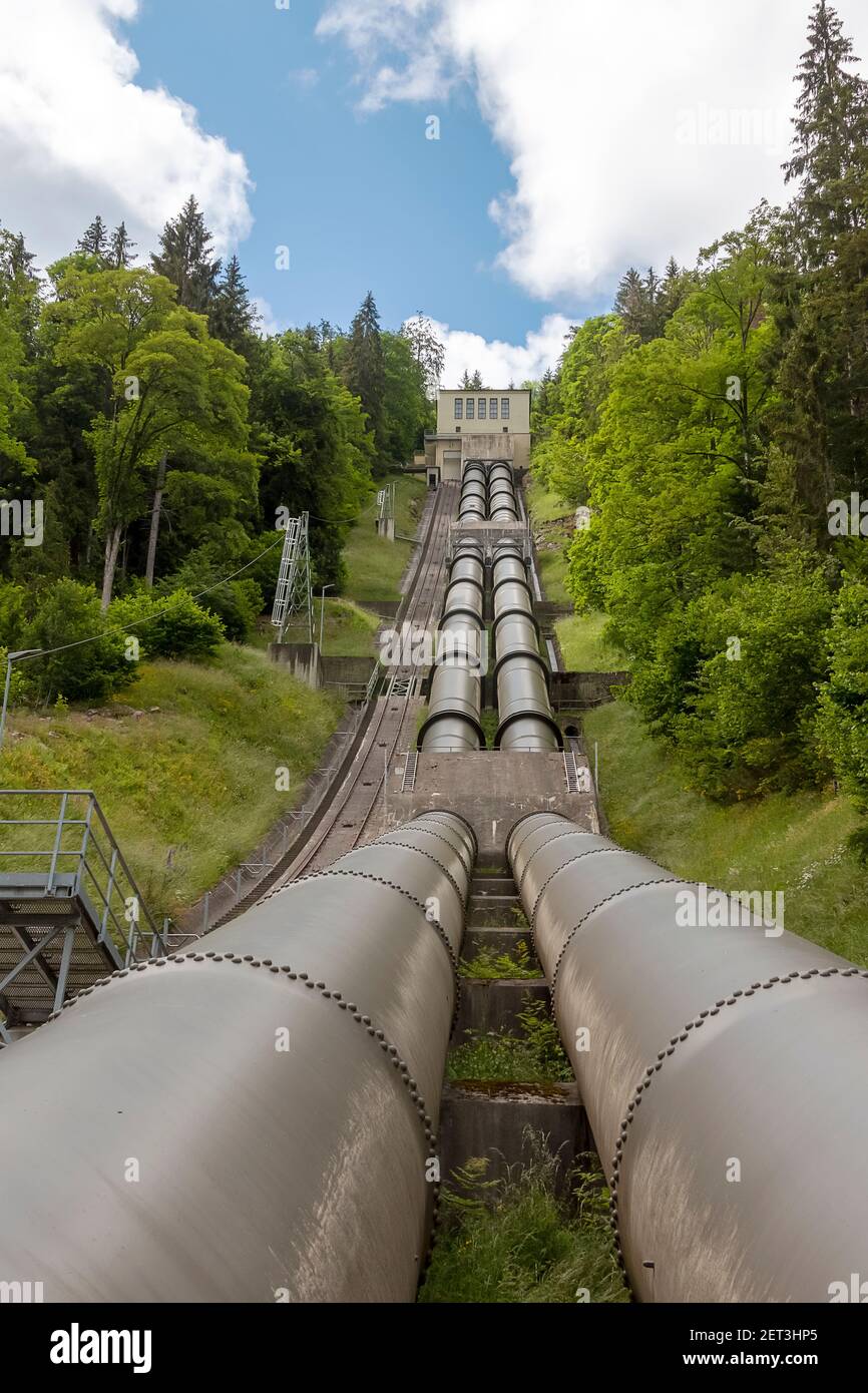 Die Rohre eines Wasserkraftwerks sind an einem Hang befestigt Stockfoto