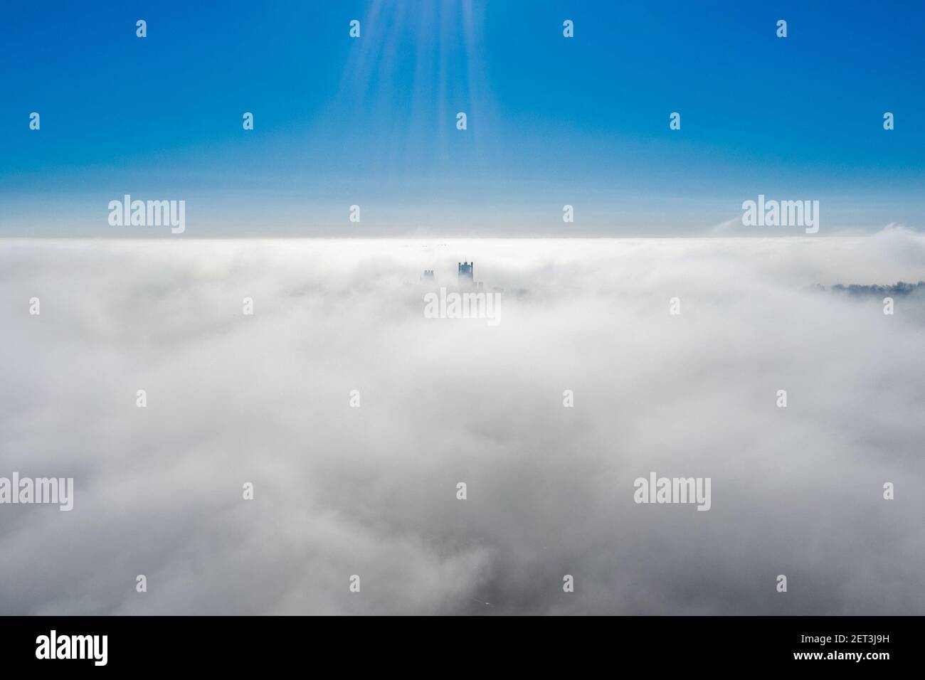 Bild vom Februar 28th zeigt Ely Kathedrale in Cambridgeshire, bekannt als das Schiff der Fens in frühen Morgennebel am Sonntagmorgen umhüllt. Die majestätische Ely Cathedral wurde heute Morgen (Sonntag) in Nebel gehüllt gesehen, als Teile Großbritanniens einen nebligen Start in den Tag sahen. Die Kathedrale, bekannt als das Schiff der Fens, sah so aus, als ob sie aus den nebligen Cambridgeshire-Feldern emporstieg, als sich der Nebel allmählich erhob. Die Kathedrale ist das einzige Gebäude in Großbritannien, das als eines der sieben Weltwunder des Mittelalters aufgeführt wird und seine Geschichte reicht über 1300 Jahre zurück. Stockfoto