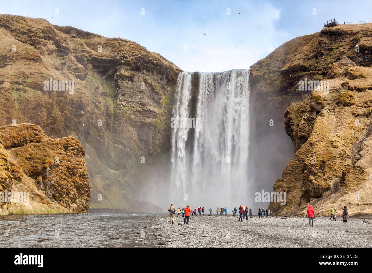 22. April 2018: Skogafoss, Südisland. - Besucher am Fuße des Skogafoss Wasserfall, Süd-Island. Stockfoto