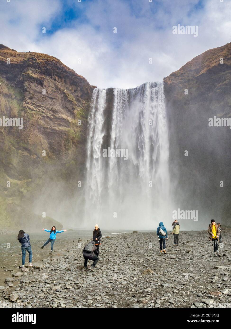 22. April 2018: Skogafoss, Südisland. - Besucher posieren für Fotos am Skogafoss Wasserfall, Süd-Island. Stockfoto