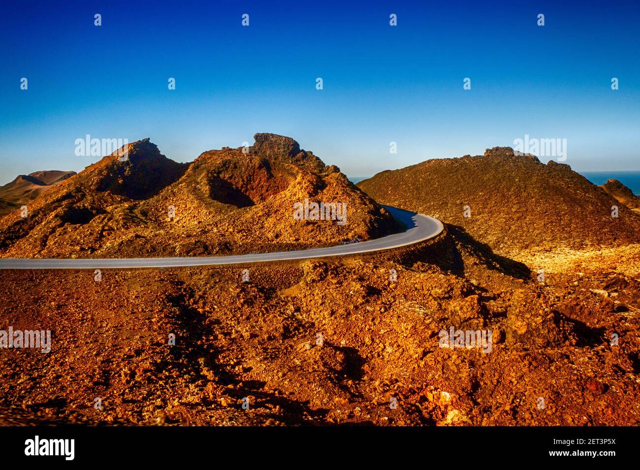 Straße durch vulkanische Landschaft, Lanzarote, Kanarische Inseln, Spanien Stockfoto