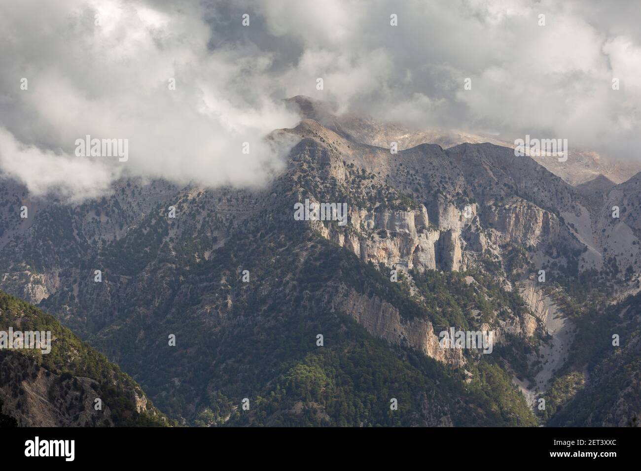 Dramatische Wolken über einer bergigen Landschaft, vom Ausgangspunkt der Samaria-Schlucht aus gesehen, Kreta, Griechenland Stockfoto